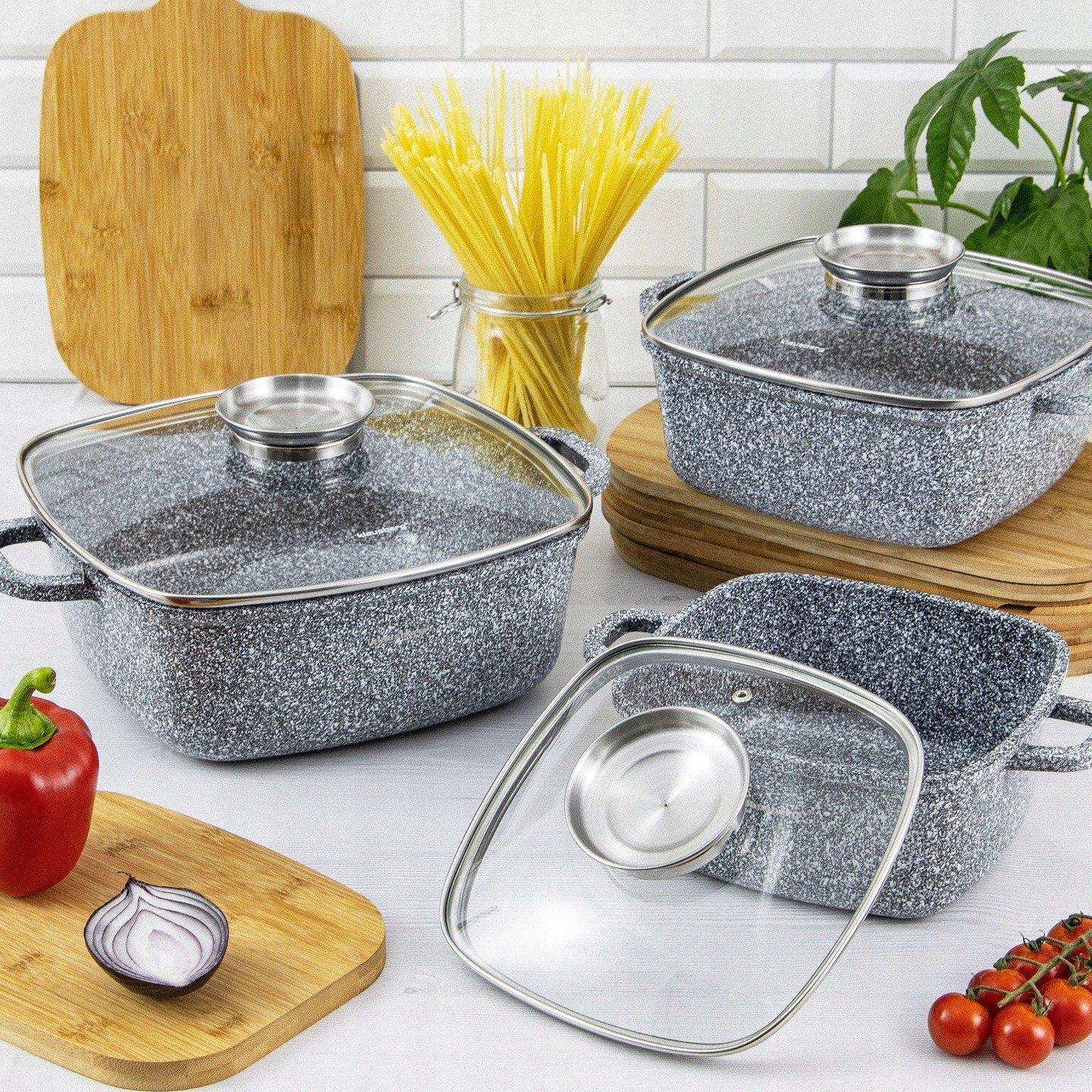 GARNEK MARMURKOWY tradycyjny kwadratowy z pokrywą SZARY 20cm 2,8L